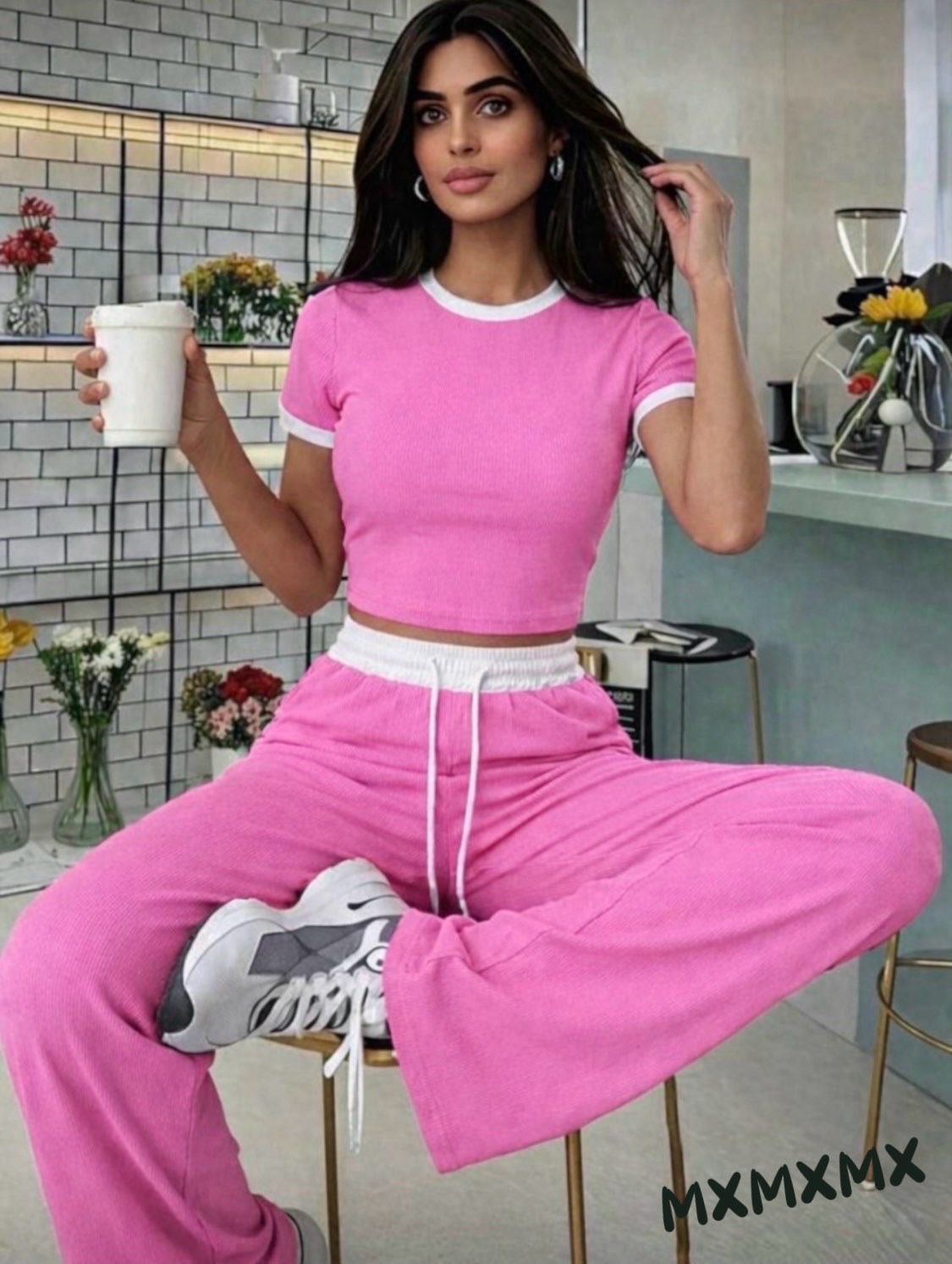 Ženski roze komplet od rebrastog pamuka sa belim detaljima majica i pantalone