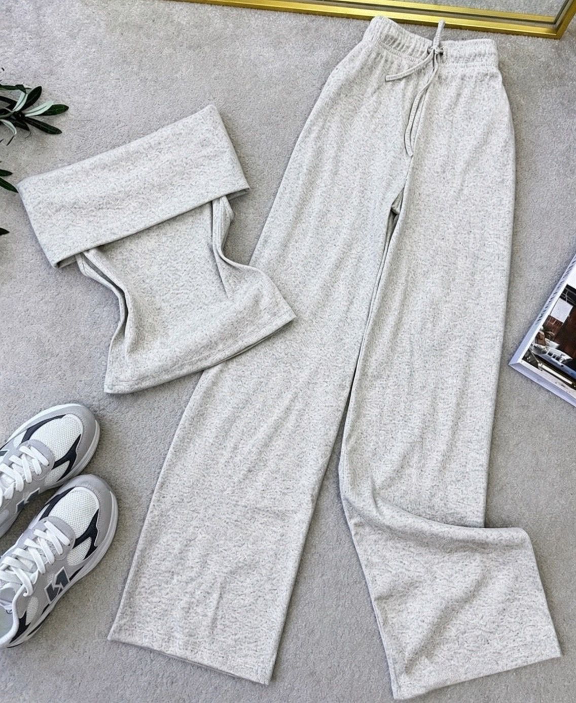 Ženski komplet pantalone i top – savršen casual outfit