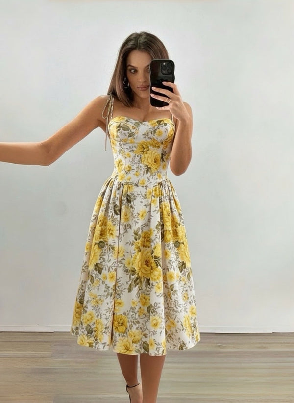 Romantična cvetna midi haljina – elegantan model za sve prilike”