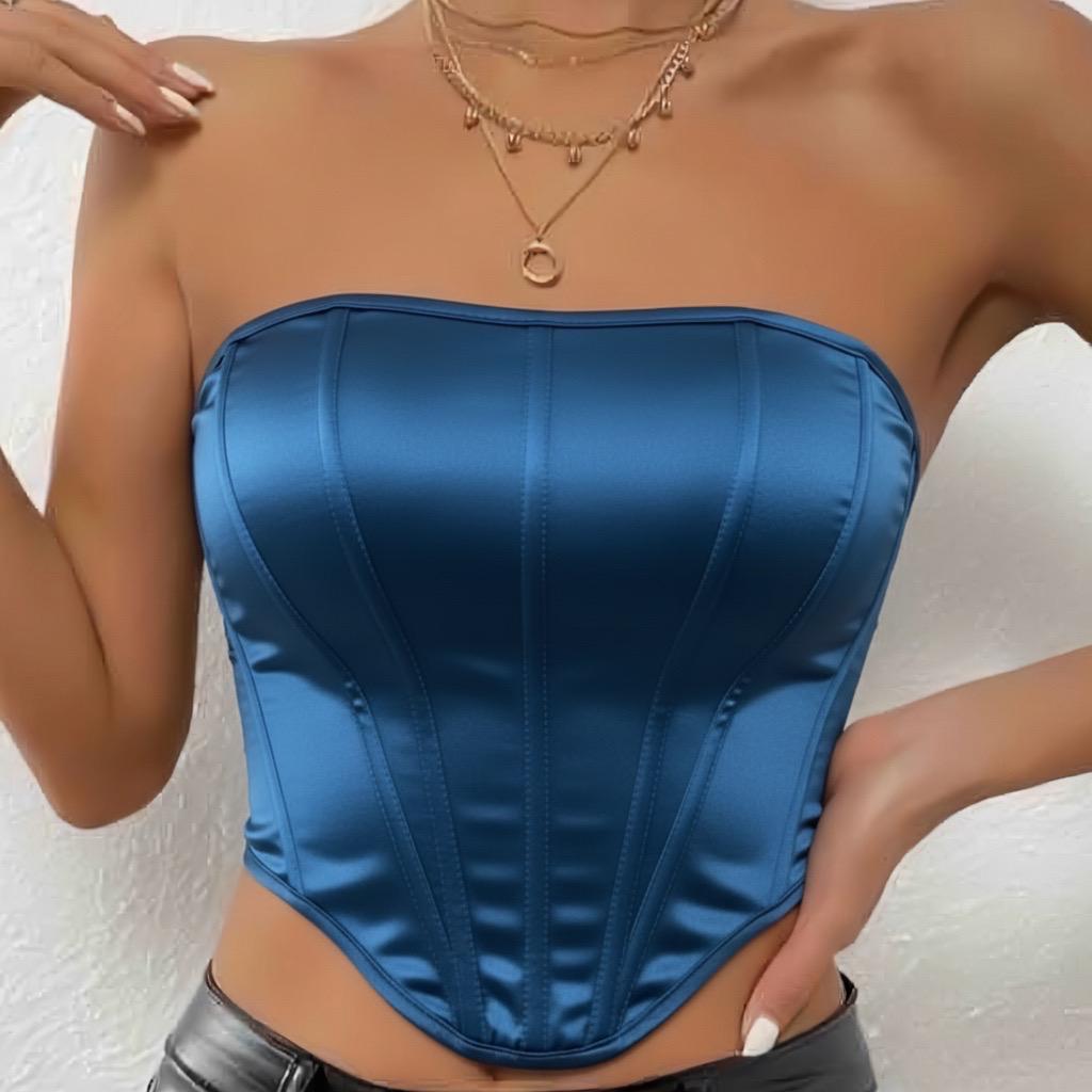 Za upečatljiv i moderan outfit, tu je plavi satenski korset top bez bretela koji spaja eleganciju i trend. Njegov kroj prati liniju tela, naglašava struk i daje samouveren izgled u svakoj prilici.

Satenski materijal daje luksuzan sjaj, dok minimalistički dizajn omogućava lako kombinovanje – od večernjih varijanti do urbanih kombinacija sa farmerkama ili pantalonama.