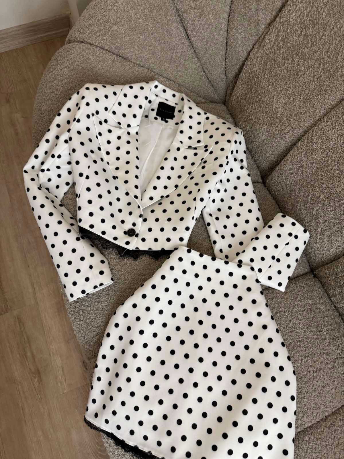 Ženski komplet sa tufnama sako i mini suknja crno beli elegantan set