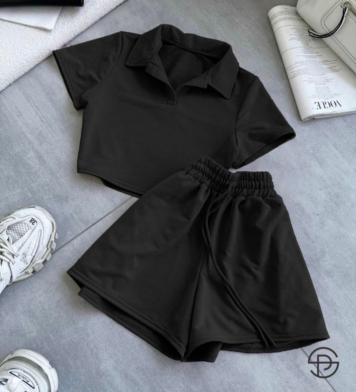 Ženski crni komplet majica i šorts elegantan i minimalistički stil