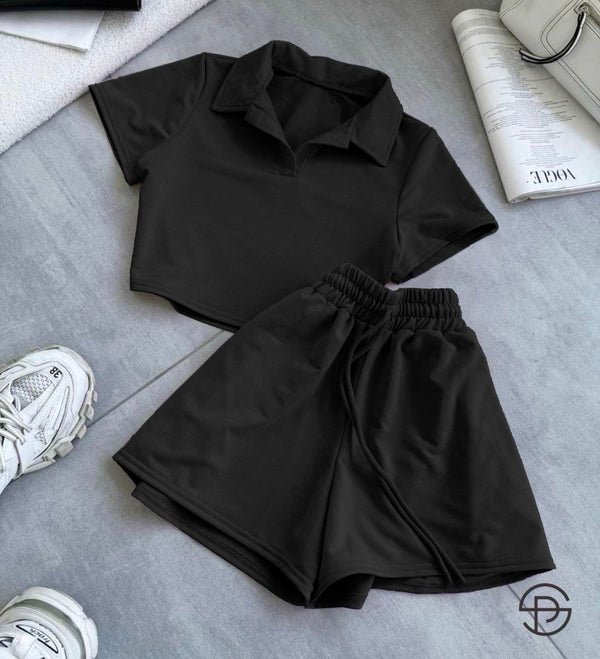 Ženski crni komplet majica i šorts elegantan i minimalistički stil