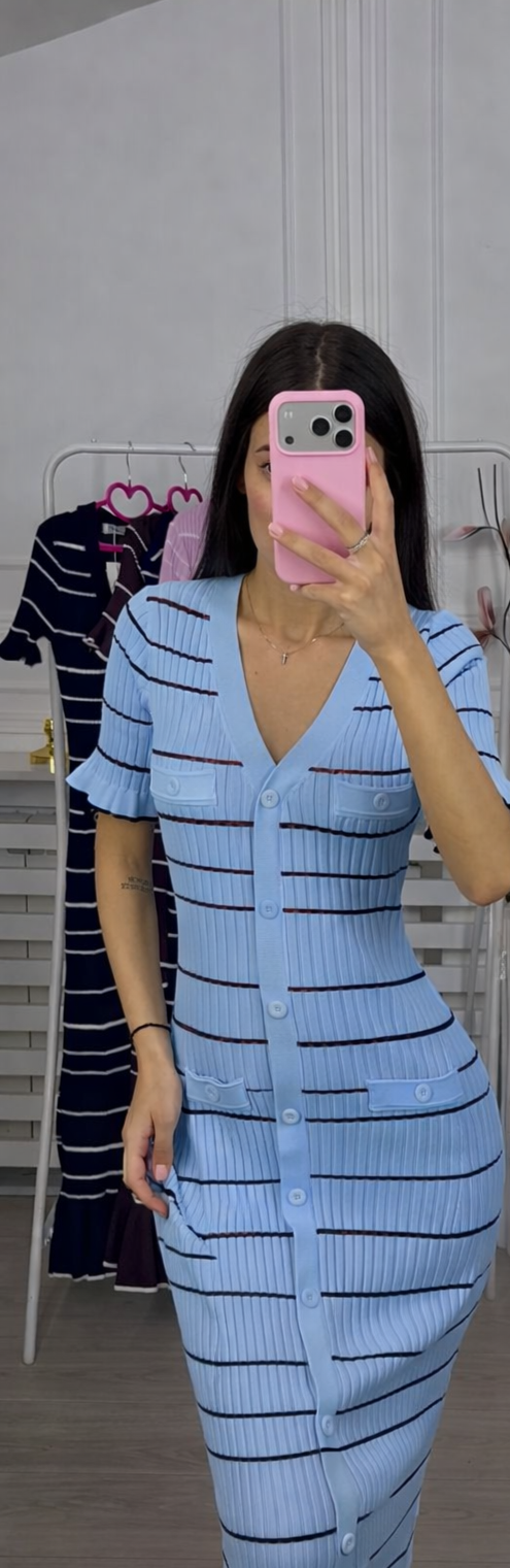 🔵 Plava haljina sa prugama – osvežavajući outfit