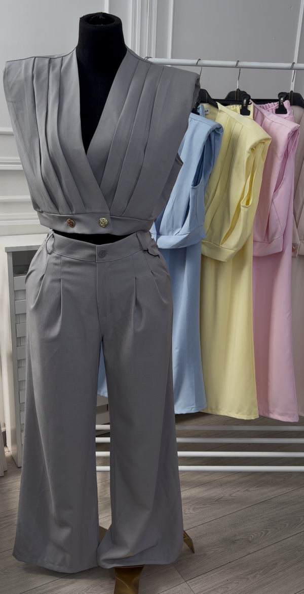 Sivi elegantni ženski komplet sa širokim pantalonama i modernim prslukom

