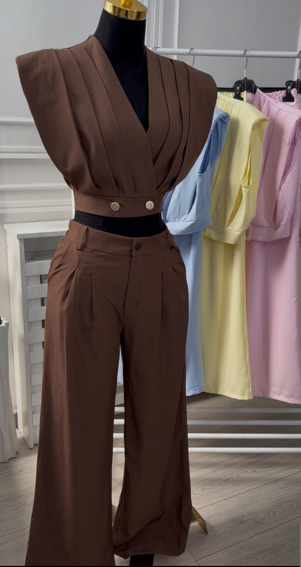 Bež elegantni komplet za žene sa pantalonama i modernim krojem prsluka