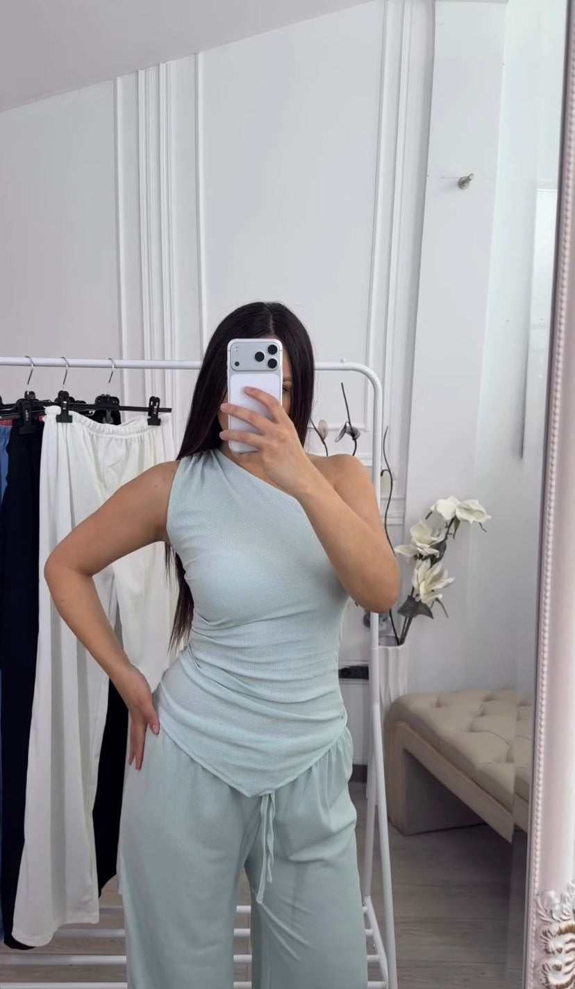 Mint zeleni dvodelni komplet sa asimetričnim topom i širokim pantalonama za leto