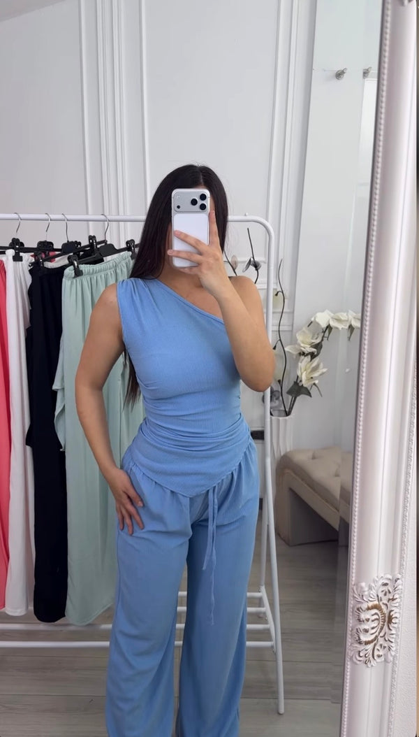 Svetlo plavi ženski komplet sa bluzom na jedno rame i širokim pantalonama moderan outfit
