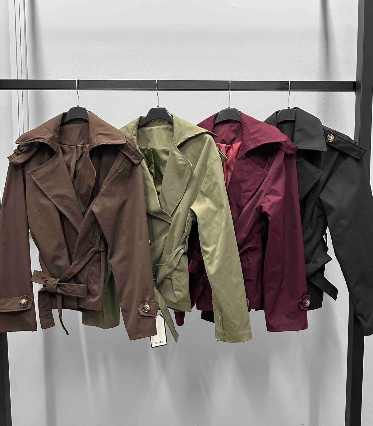 Minimalistička Elegancija: Crni Oversized Kaput koji Osvaja Stilom
