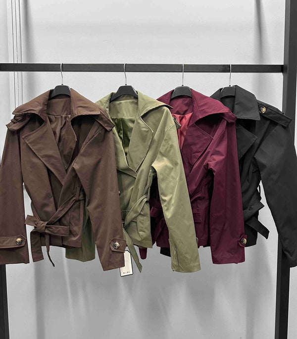 Minimalistička Elegancija: Crni Oversized Kaput koji Osvaja Stilom