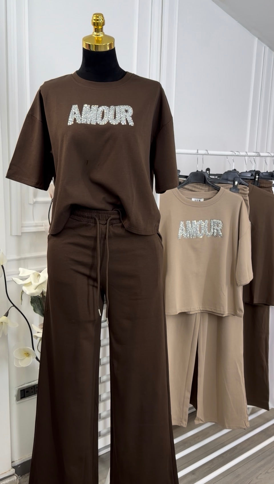 Ženski komplet majica i pantalone – AMOUR print moderan set u braon boji