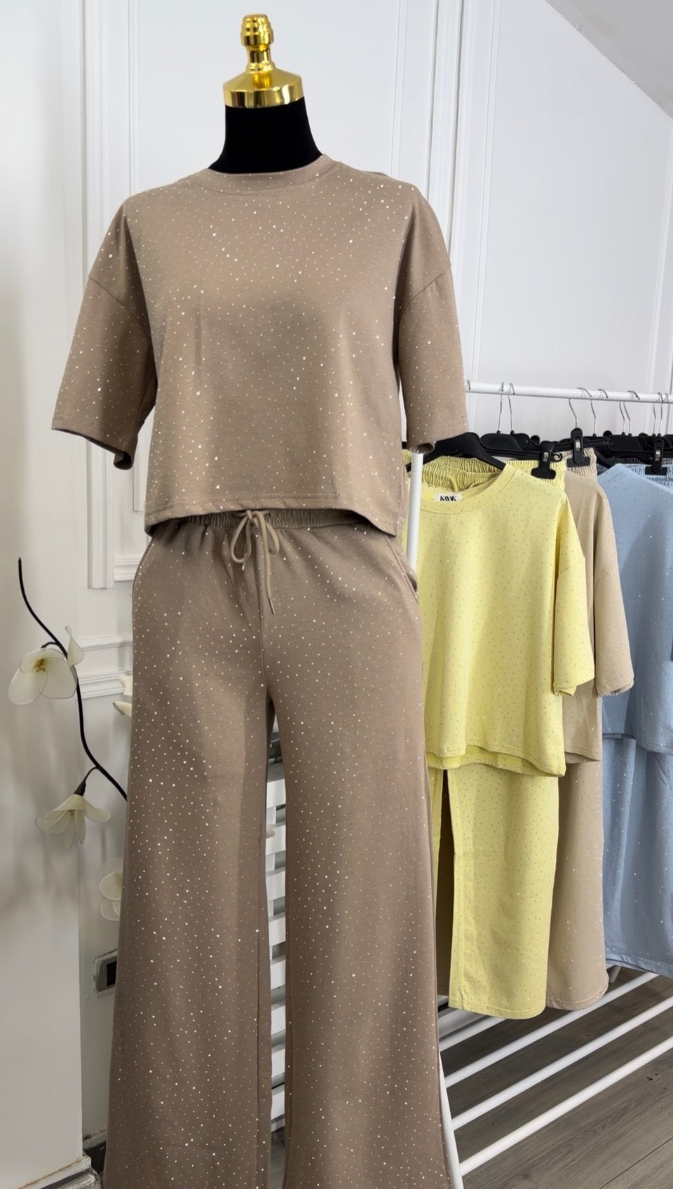 Ženski komplet sa cirkonima – elegantan bež set sa širokim pantalonama