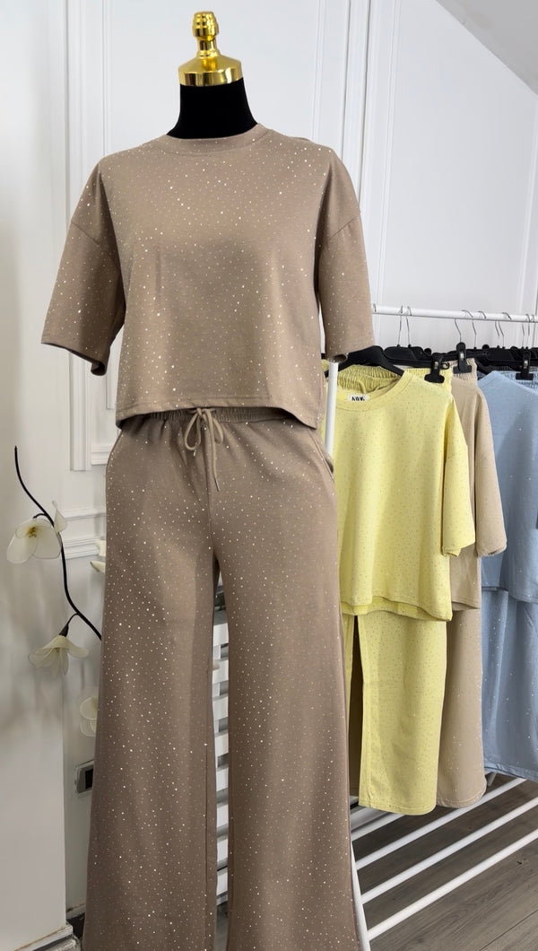 Ženski komplet sa cirkonima – elegantan bež set sa širokim pantalonama