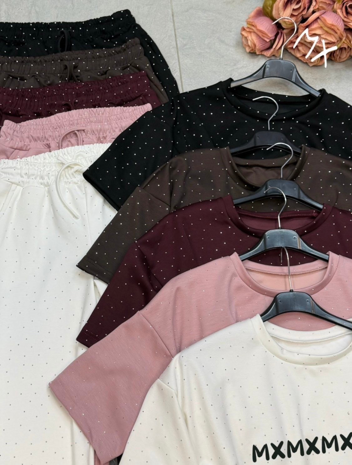 Ženski komplet od likre sa cirkonima – elegantan set majica + pantalone | NOVO