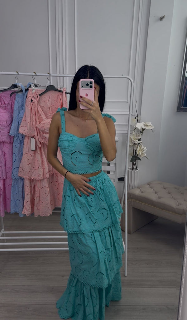 Tirkizno zeleni komplet od broderie anglaise materijala sa ženstvenim topom i maxi suknjom.
