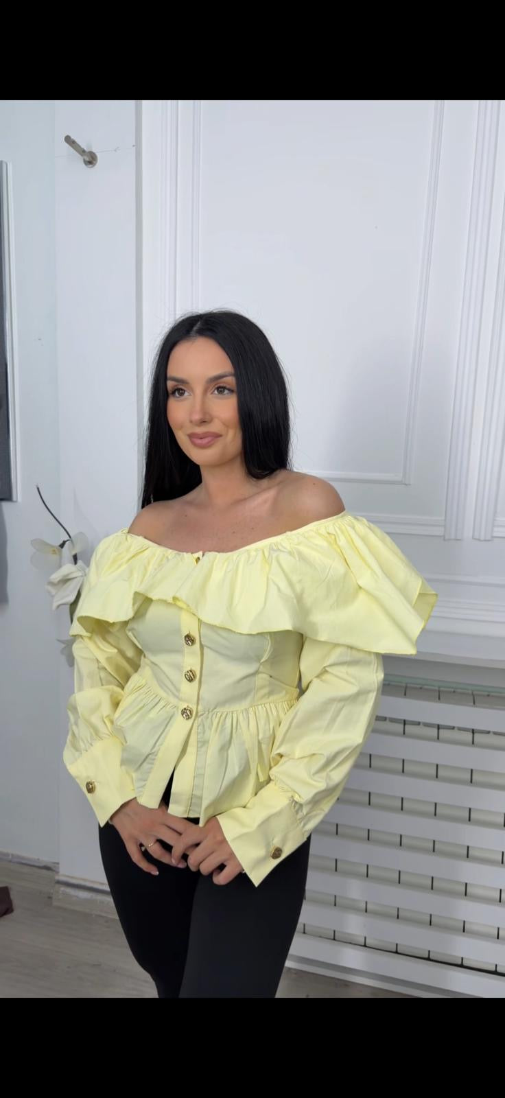 Ženska žuta bluza sa karnerima – elegantna off shoulder košulja sa dugmićima