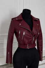 🍷 Bordo eko kožna jakna – elegantan i upečatljiv model
