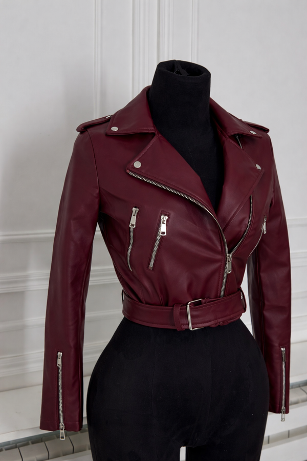 🍷 Bordo eko kožna jakna – elegantan i upečatljiv model