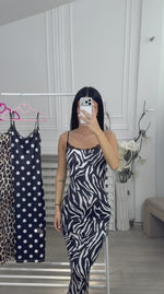Zebra print: Crno-bela midi haljina od likre sa zebra dezenom, uskog kroja.