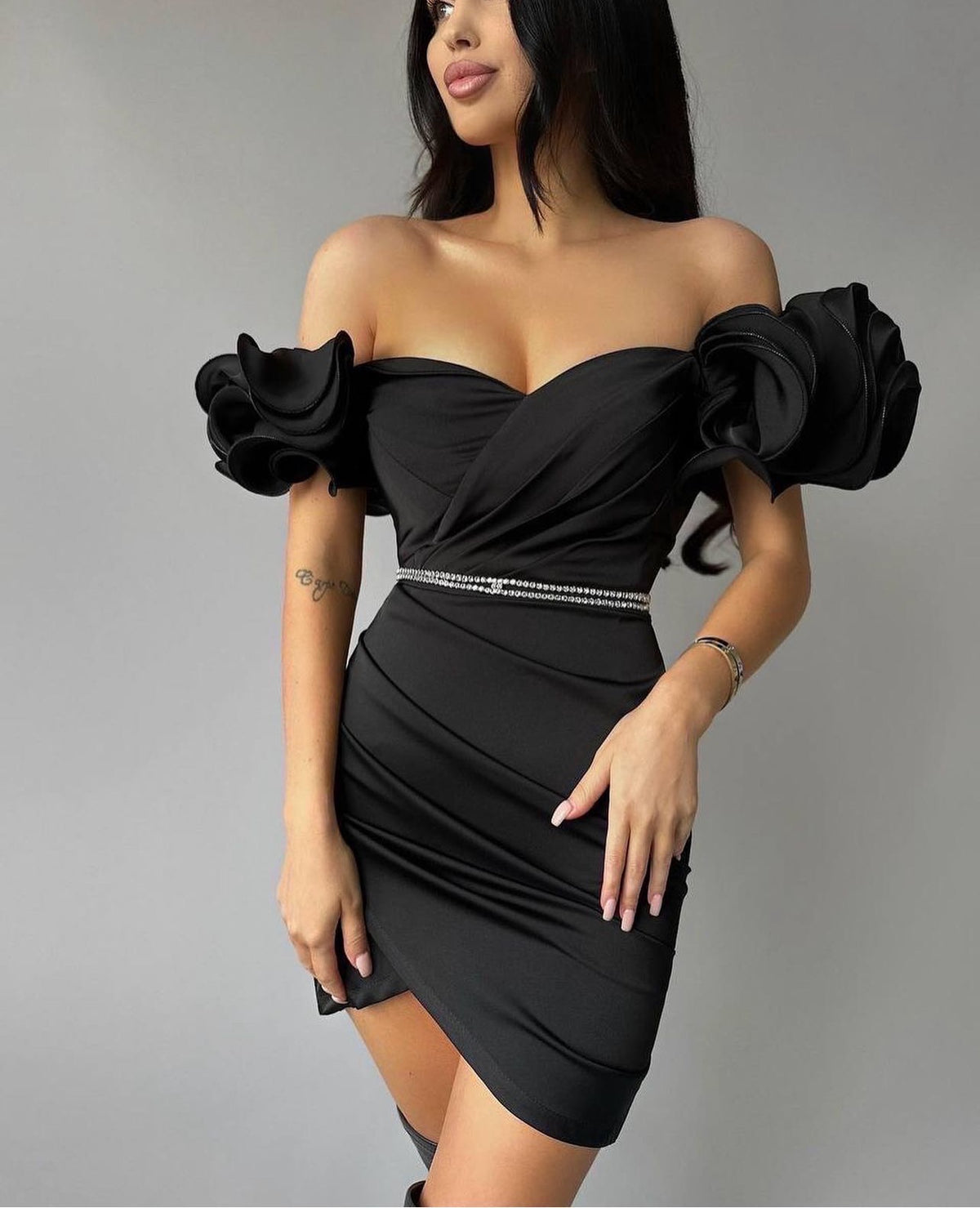 “Elegantne satenske mini haljine sa volanima – glamurozni modeli u više boja”
