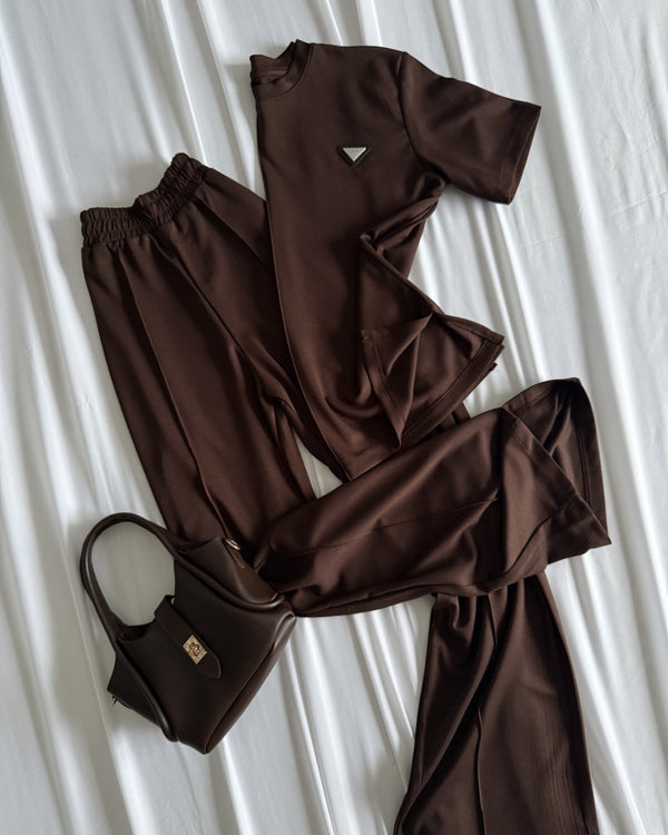Trendi komplet za žene – sportski elegantan look uz maksimalnu udobnost