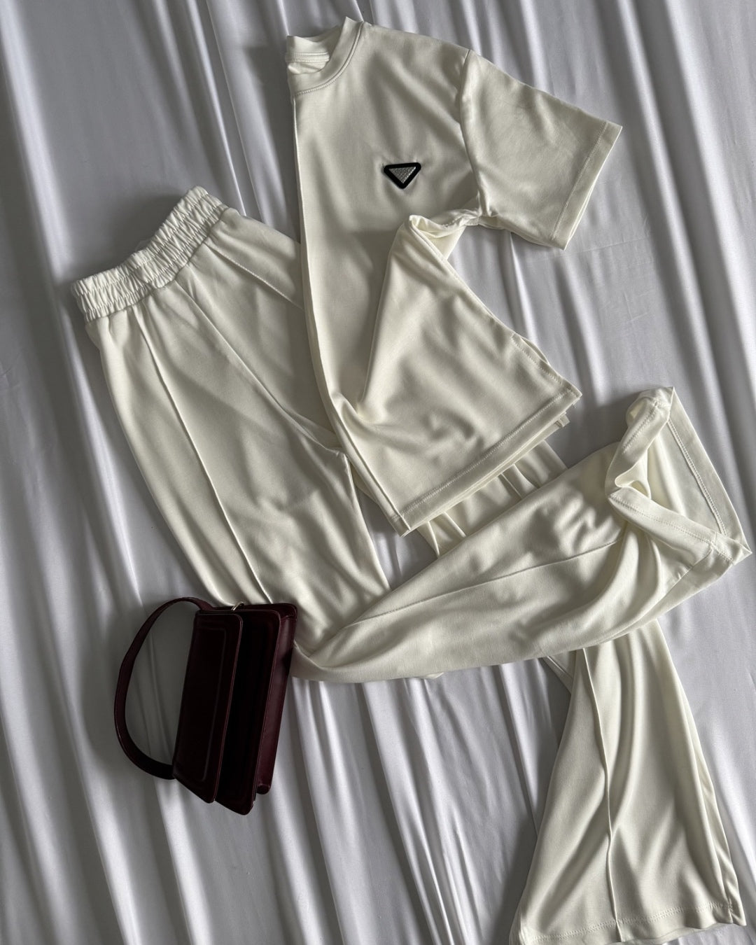 Unesi dozu elegancije u svoj svakodnevni stil uz ovaj ženski set u klasičnoj beloj boji. Ovaj komplet, koji čine udobna majica i široke pantalone, pruža savršen spoj minimalizma i sofisticiranosti. Lagan i prozračan materijal čini ga idealnim za toplije dane, dok bela boja daje čist i luksuzan izgled. Savršen je za casual varijante, putovanja ili urbani chic stil.

✔ Lagan i prozračan materijal
✔ Minimalistički i elegantan dizajn
✔ Klasična bela boja koja se lako kombinuje
✔ Idealan za dnevne i elegantne ou