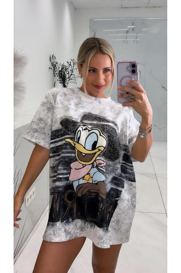 Minimalistička i stylish – bela majica sa printom je savršen izbor za svaki dan. Neutralna boja omogućava lako kombinovanje uz sve stilove, dok upečatljiv print daje moderan i trendi izgled. Udobna i praktična, idealna je za svakodnevne outfite.