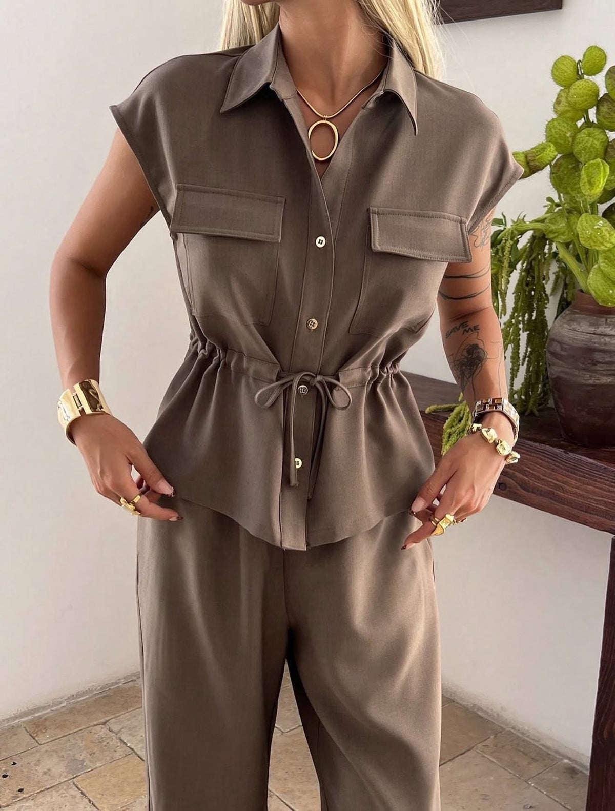 Moderni ženski set sa prslukom – udobne pantalone i stylish kroj