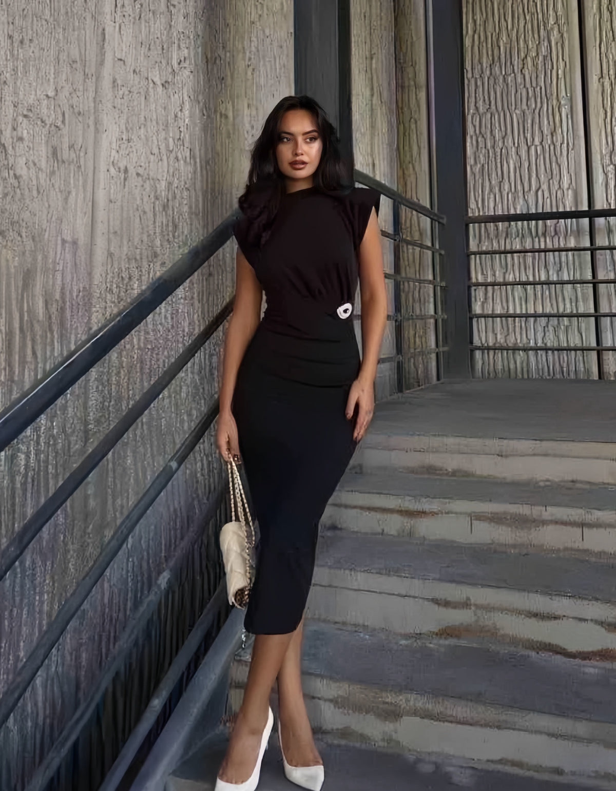 “Elegantne uske midi haljine sa ukrasnim detaljem – sofisticiran model za sve prilike”