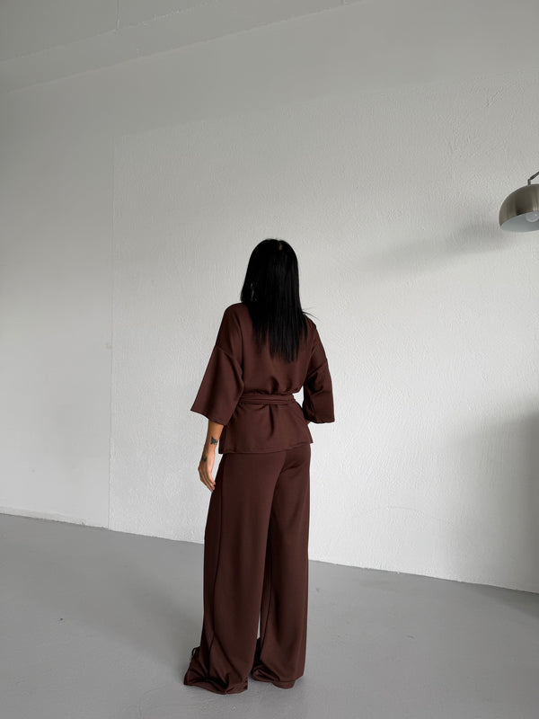 Trendi dvodelni set za žene – široke pantalone i stylish top sa kaišem