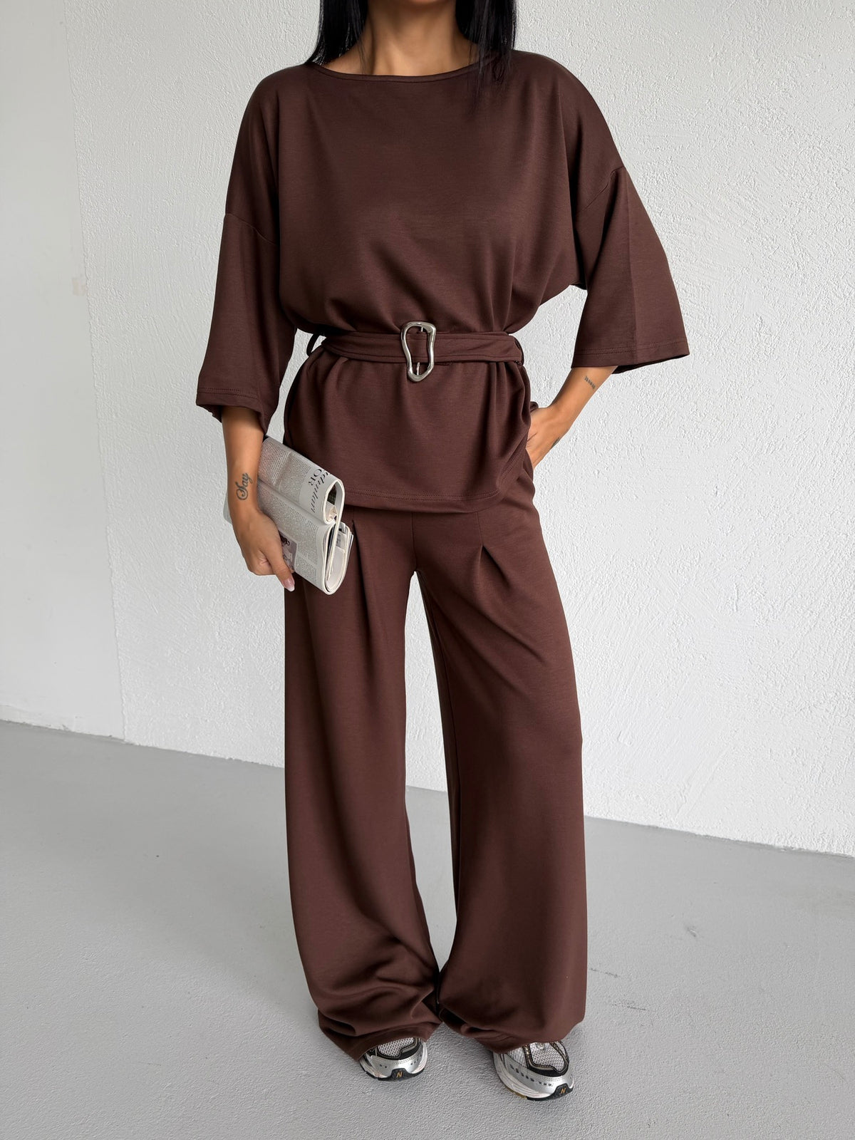 Topao i trendi – braon set u earth tones nijansi pruža moderan i luksuzan izgled. Idealan za žene koje vole minimalistički stil uz dozu elegancije.