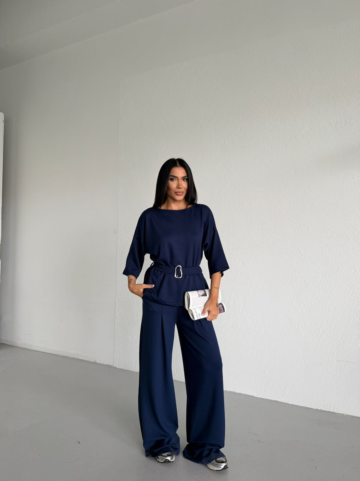 Klasičan i sofisticiran – teget set je savršen izbor za elegantne i poslovne kombinacije. Tamna nijansa pruža luksuzan izgled, dok moderan kroj osigurava udobnost tokom celog dana.