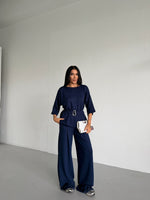 Klasičan i sofisticiran – teget set je savršen izbor za elegantne i poslovne kombinacije. Tamna nijansa pruža luksuzan izgled, dok moderan kroj osigurava udobnost tokom celog dana.