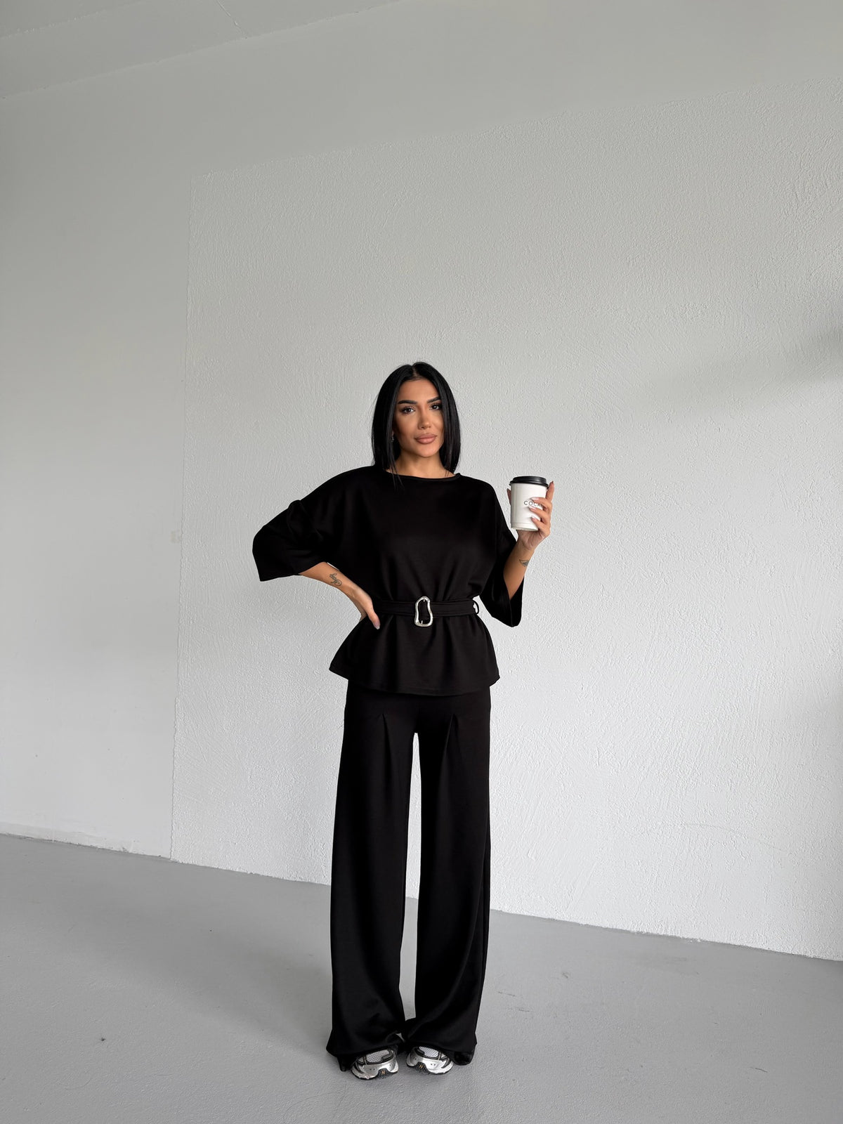 Bezvremenski klasik – crni set donosi eleganciju i stil u svakom trenutku. Jednostavan, ali efektan dizajn čini ga idealnim za sve prilike – od casual do elegantnih kombinacija