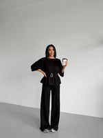 Bezvremenski klasik – crni set donosi eleganciju i stil u svakom trenutku. Jednostavan, ali efektan dizajn čini ga idealnim za sve prilike – od casual do elegantnih kombinacija