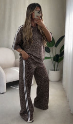 Klasičan i uvek u trendu – ovaj braon leopard set je savršen izbor za ljubiteljke animal printa. Duboka braon nijansa u kombinaciji sa sportskim krojem pruža sofisticiran i moderan izgled. Komplet je izrađen od udobnog materijala, sa crop majicom i širokim pantalonama koje omogućavaju slobodu pokreta i maksimalan komfor tokom celog dana.