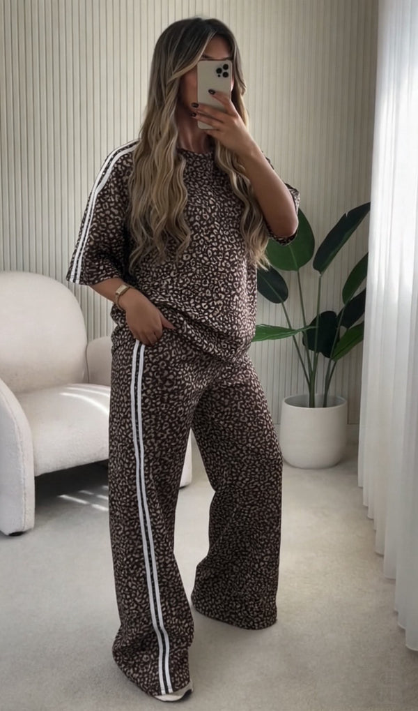 Klasičan i uvek u trendu – ovaj braon leopard set je savršen izbor za ljubiteljke animal printa. Duboka braon nijansa u kombinaciji sa sportskim krojem pruža sofisticiran i moderan izgled. Komplet je izrađen od udobnog materijala, sa crop majicom i širokim pantalonama koje omogućavaju slobodu pokreta i maksimalan komfor tokom celog dana.