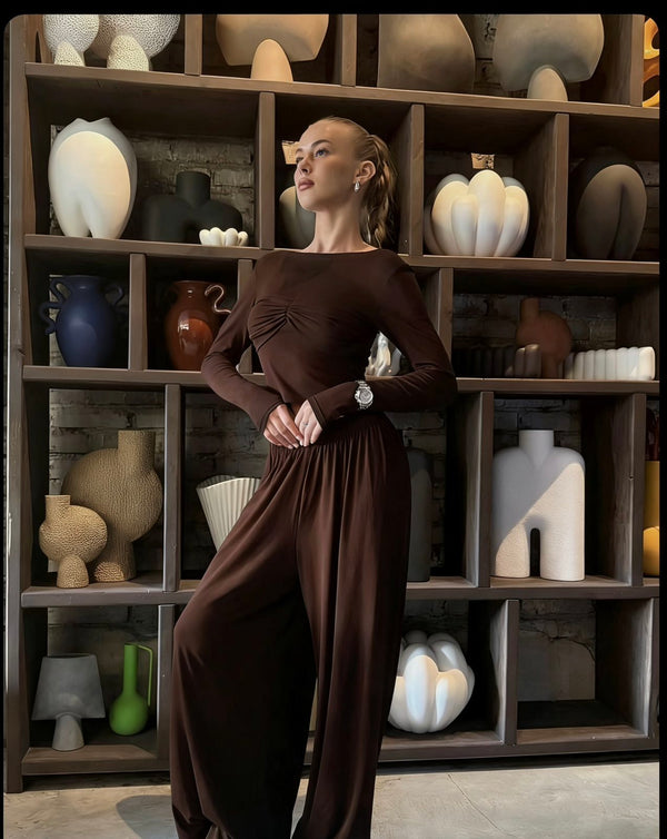 Topao i sofisticiran – braon set u earth tones nijansi donosi luksuzan i trendi izgled. Idealan za žene koje vole minimalistički stil uz dozu elegancije i udobnosti.