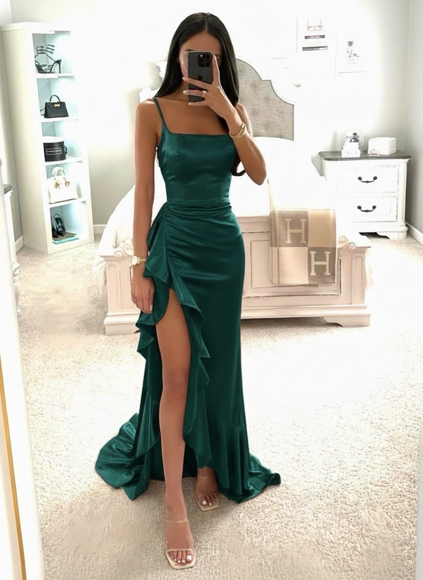 Unesi dozu elegancije u svoj stil uz ovu prelepu zelenu satensku haljinu. Duboka zelena nijansa odiše luksuzom i savršena je za formalne događaje i večernje prilike. Asimetrični kroj sa karnerima dodaje posebnu notu ženstvenosti i pokreta.

✔ Elegantna zelena nijansa
✔ Lagan i prijatan satenski materijal
✔ Moderan kroj sa volanima
✔ Idealan izbor za svečane prilike