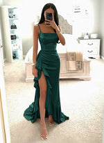 Unesi dozu elegancije u svoj stil uz ovu prelepu zelenu satensku haljinu. Duboka zelena nijansa odiše luksuzom i savršena je za formalne događaje i večernje prilike. Asimetrični kroj sa karnerima dodaje posebnu notu ženstvenosti i pokreta.

✔ Elegantna zelena nijansa
✔ Lagan i prijatan satenski materijal
✔ Moderan kroj sa volanima
✔ Idealan izbor za svečane prilike