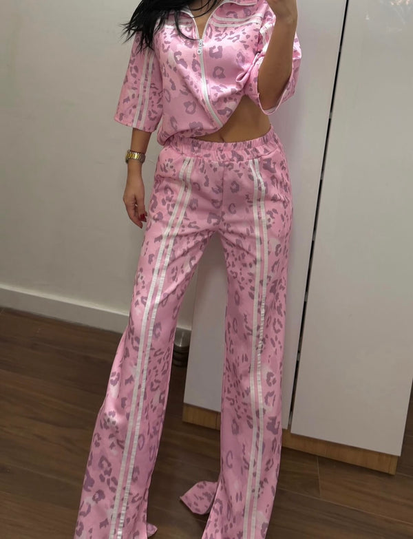 Unesi dozu ženstvenosti i razigranosti uz ovaj roze leopard set. Atraktivna boja i sportski kroj čine ga savršenim izborom za moderne i samouverene žene.

Karakteristike:

Nežna roze nijansa
Trendi leopard print
Udoban i lagan materijal
Jakna + pantalone komplet
Savršen za street style i casual look