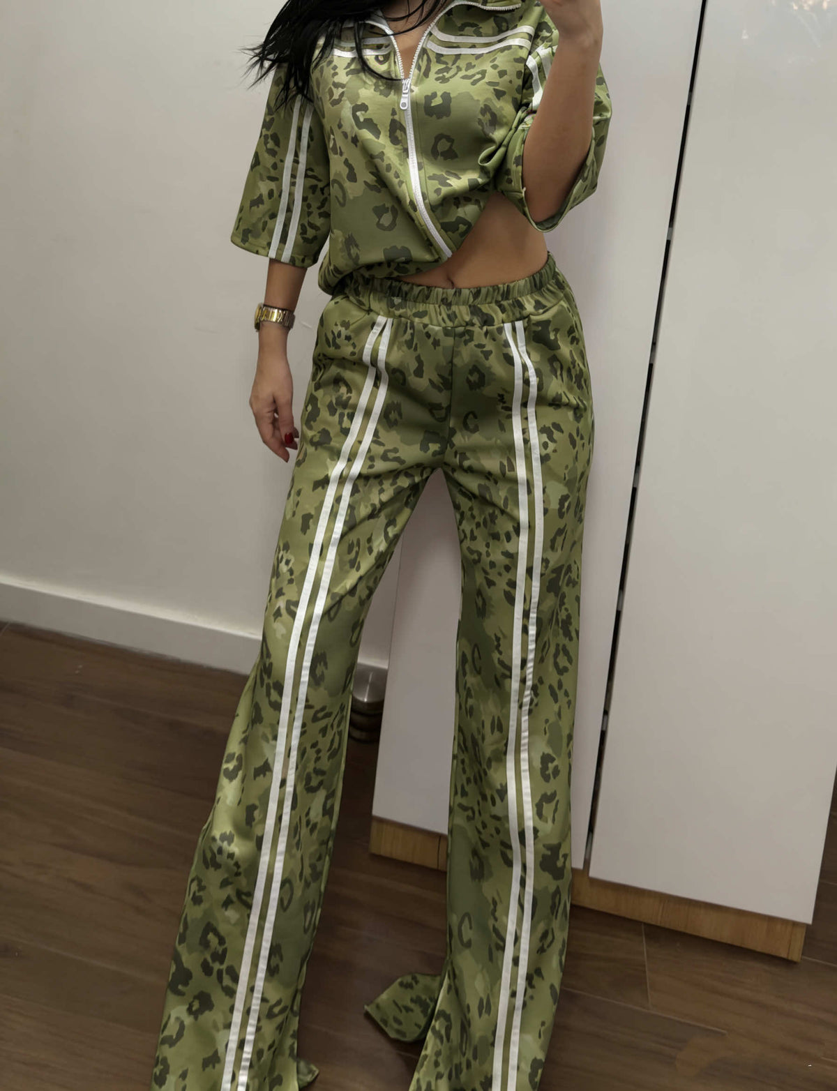 Trend sezone u jednom kompletu – zeleni leopard set donosi prirodne tonove i moderan dizajn. Idealan za opuštene kombinacije i aktivan stil života, uz maksimalnu udobnost.

Karakteristike:

Trendi zelena (earth tones)
Animal print dizajn
Udoban sportski kroj
Jakna + pantalone set
Idealan za svakodnevno nošenje
