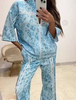 Ovaj plavi leopard set donosi svežinu i trendi izgled u svakodnevne outfite. Kombinacija sportskog kroja i upečatljivog printa čini ga savršenim izborom za moderne žene koje vole udobnost i stil u jednom.

Karakteristike:

Atraktivna plava nijansa
Trendi animal print dizajn
Jakna sa zip zatvaranjem
Široke pantalone za maksimalan komfor
Idealan za dnevne i urbane kombinacije