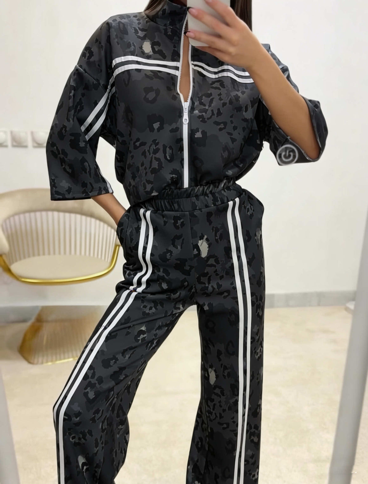 Opis:
Istakni svoj stil uz ovaj crni leopard sportski set koji kombinuje urban look i maksimalnu udobnost. Jakna sa rajsferšlusom i široke pantalone sa sportskim prugama daju moderan i dinamičan izgled. Idealan za svakodnevne aktivnosti, šetnje ili street style kombinacije.

Karakteristike:

Klasična crna sa leopard printom
Jakna sa rajsferšlusom
Široke pantalone sa prugama
Udoban i lagan materijal
Savršen za casual i sportski stil