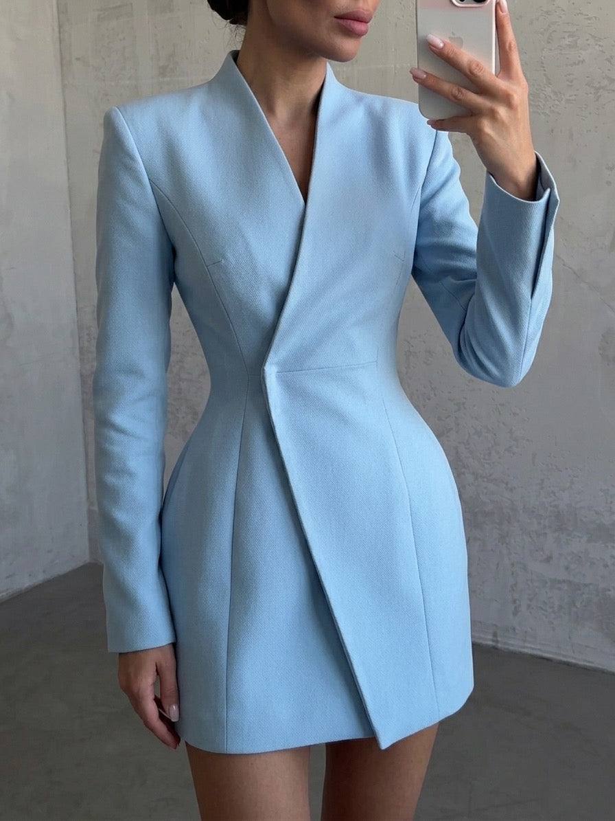 Klasična i sofisticirana – plava blazer haljina pruža savršen balans elegancije i modernog stila. Idealna za poslovne i večernje kombinacije, uz bezvremenski dizajn koji odiše samopouzdanjem.