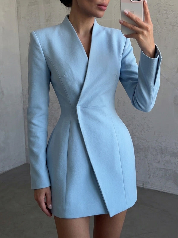 Klasična i sofisticirana – plava blazer haljina pruža savršen balans elegancije i modernog stila. Idealna za poslovne i večernje kombinacije, uz bezvremenski dizajn koji odiše samopouzdanjem.