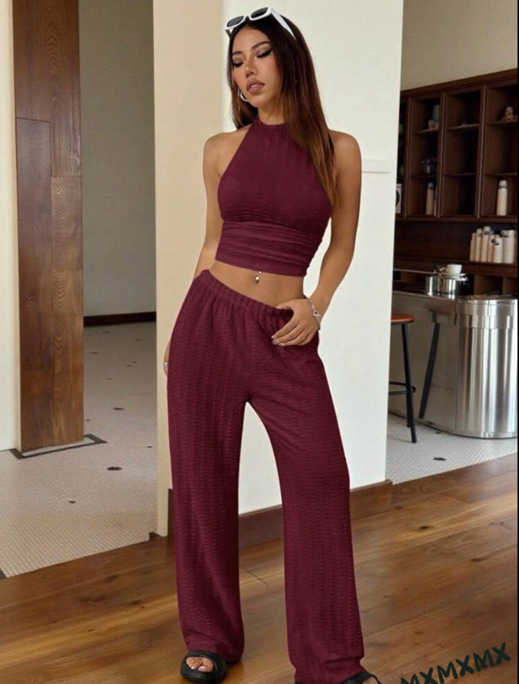 Sofisticiran i upečatljiv – bordo set donosi elegantan izgled sa dozom luksuza. Savršen za žene koje žele nešto drugačije, a opet lako uklopivo. Idealan za večernje šetnje, izlaske i posebne prilike.