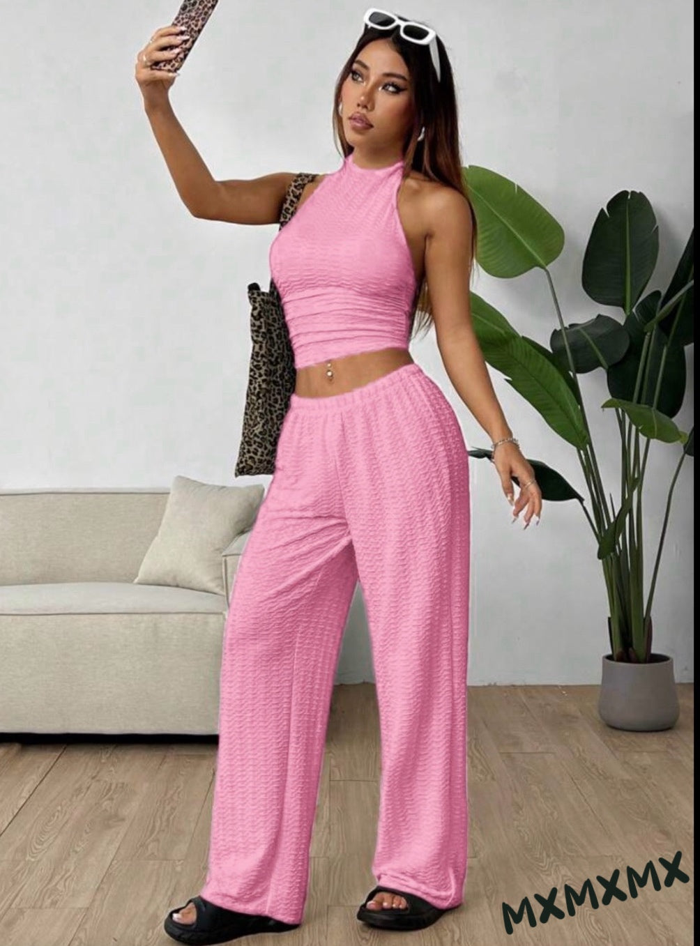 Nežan i ženstven – roze set donosi razigran i trendi izgled. Idealan za letnje dane kada želiš lagan i upečatljiv outfit koji privlači pažnju.