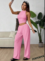 Nežan i ženstven – roze set donosi razigran i trendi izgled. Idealan za letnje dane kada želiš lagan i upečatljiv outfit koji privlači pažnju.