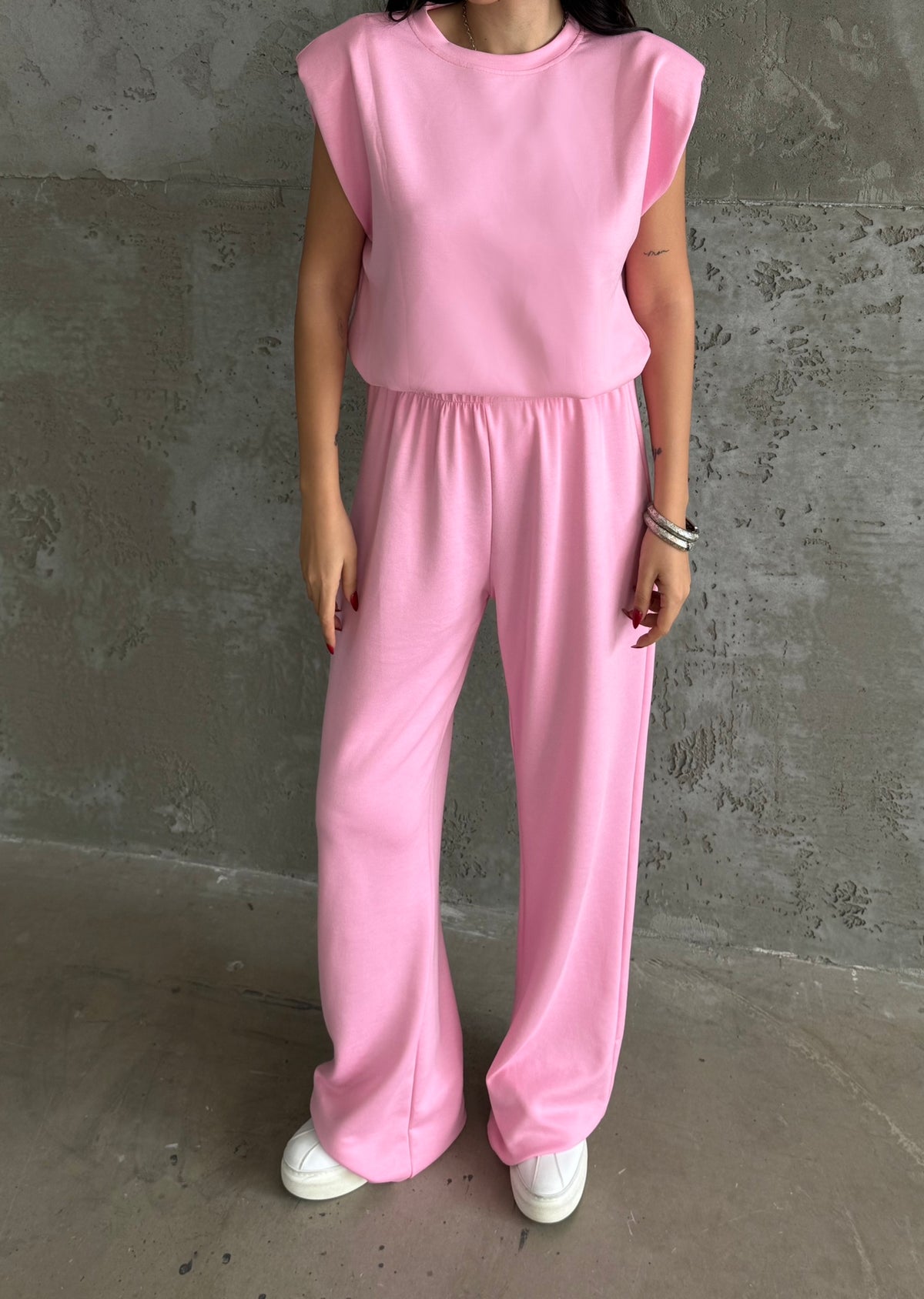 Unesi dozu ženstvenosti i svežine u svoj stil uz ovaj moderni roze ženski set koji spaja udobnost i trendi izgled. Komplet se sastoji od lagane majice sa naglašenim ramenima i širokih pantalona koje pružaju maksimalnu slobodu pokreta. Nežna roze nijansa daje razigran i moderan vibe, čineći ovaj set savršenim izborom za svakodnevne kombinacije, šetnje ili opuštene izlaske. Lako se uklapa uz patike ili modne dodatke za kompletan outfit.

Ključne karakteristike:

Atraktivna roze boja (ženstven i trendi izgled)
